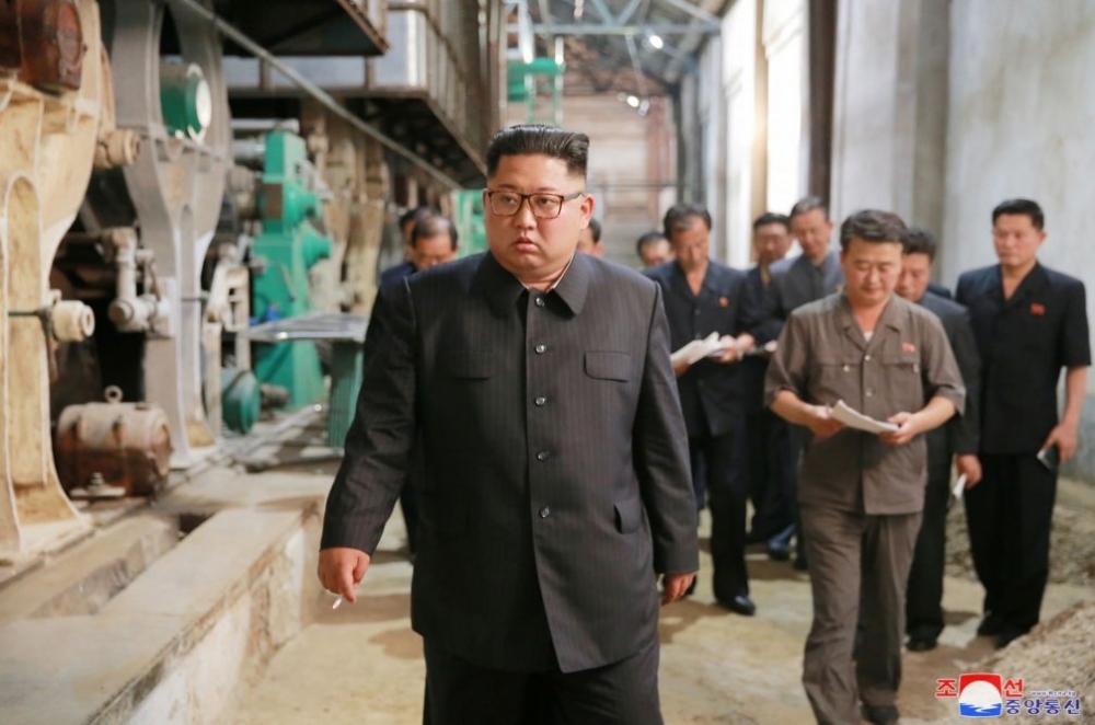 6月30日，北韓領導人金正恩巡視新義州紡織廠，不滿管理不善，表情全寫在臉上。（湯森路透）