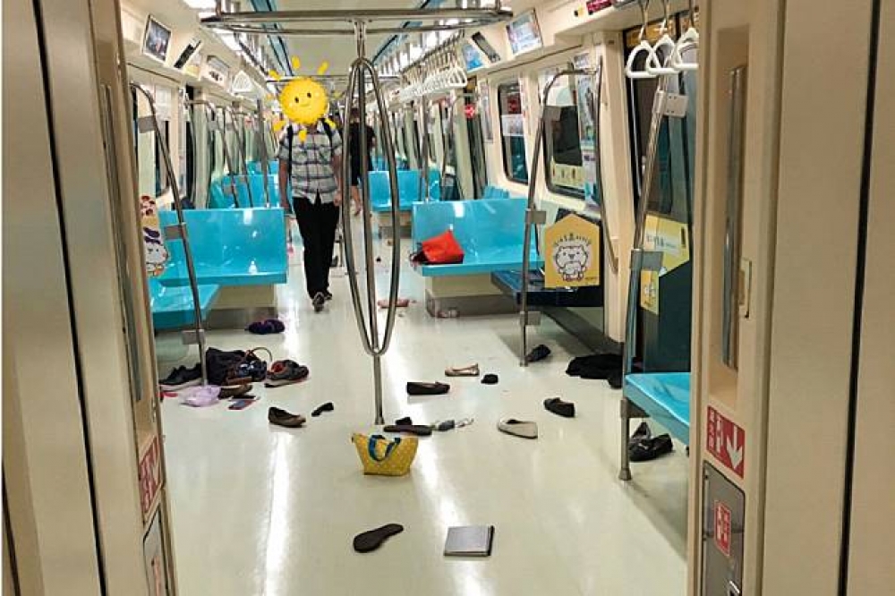 4日上午捷運淡水信義線列車行經大安站時發現車廂內疑有老鼠，造成乘客驚慌，700人受到影響，並造成2人輕傷。（圖片取自PTT）