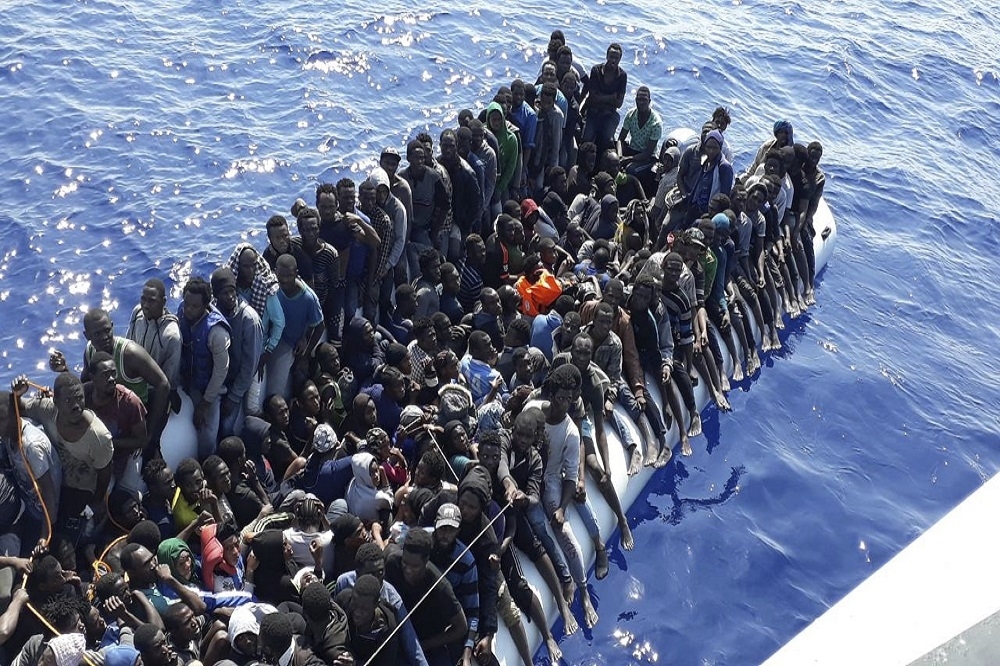 利比亞官方釋出的難民船攔截照。（美聯社）