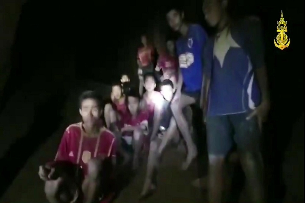 泰國受困足球隊員13人被尋獲、確認13人都平安，目前仍須排除洞內積水才能夠被救出。（美聯社）