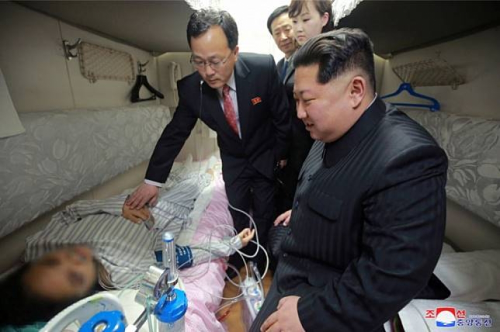 北韓領導人金正恩4月26日在專屬列車上探視遭逢車禍意外的中國傷者。（湯森路透）