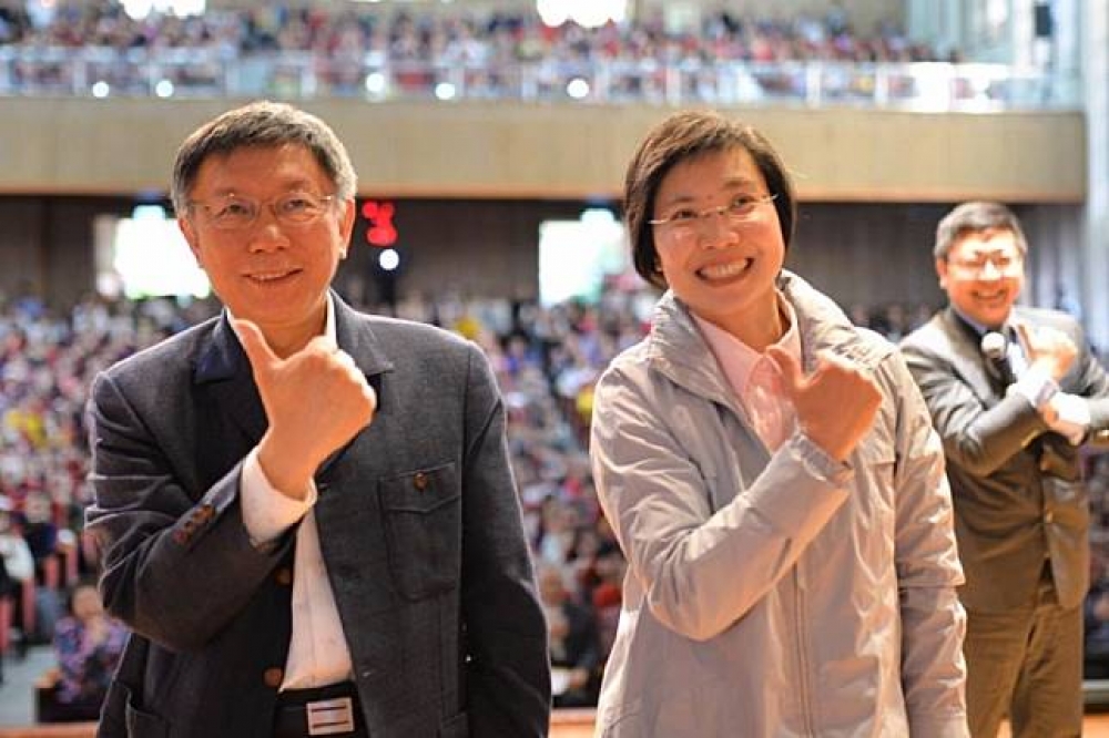 民國黨主席徐欣瑩（右）政治色彩不藍不綠，還有吸納、開拓「藍綠橘白」票源能力，是年底新竹縣長選舉實力不可小覷的對手。（圖片取自徐欣瑩臉書）