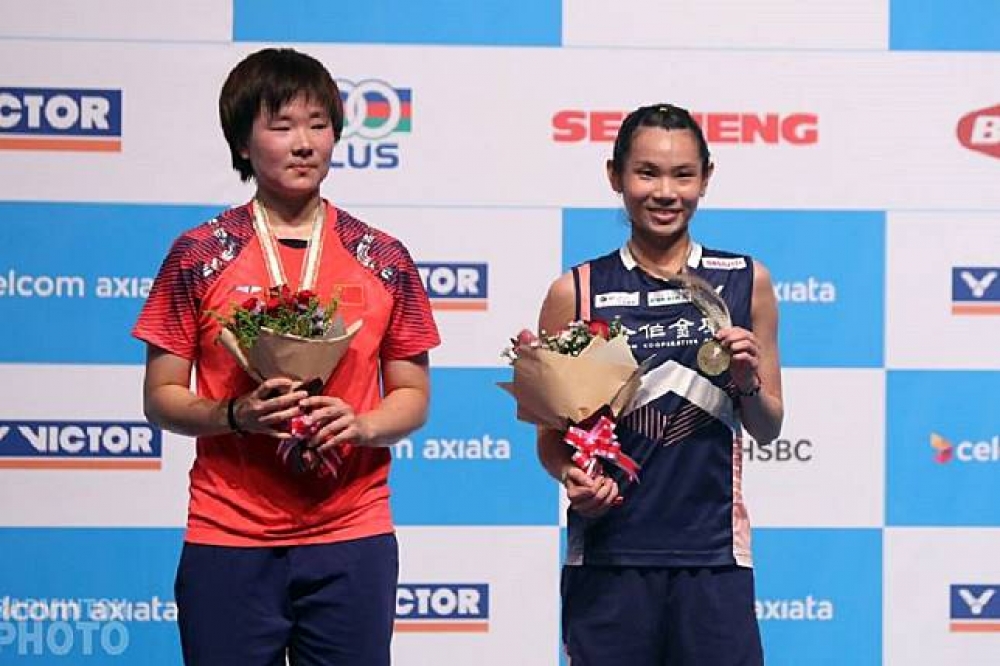 女單冠軍賽由我國球后戴資穎（右）出戰中國女將何冰嬌（左），以22；20、21：11拍落世界排名第7的何冰嬌，成功衛冕女單冠軍。（取自戴資穎臉書）