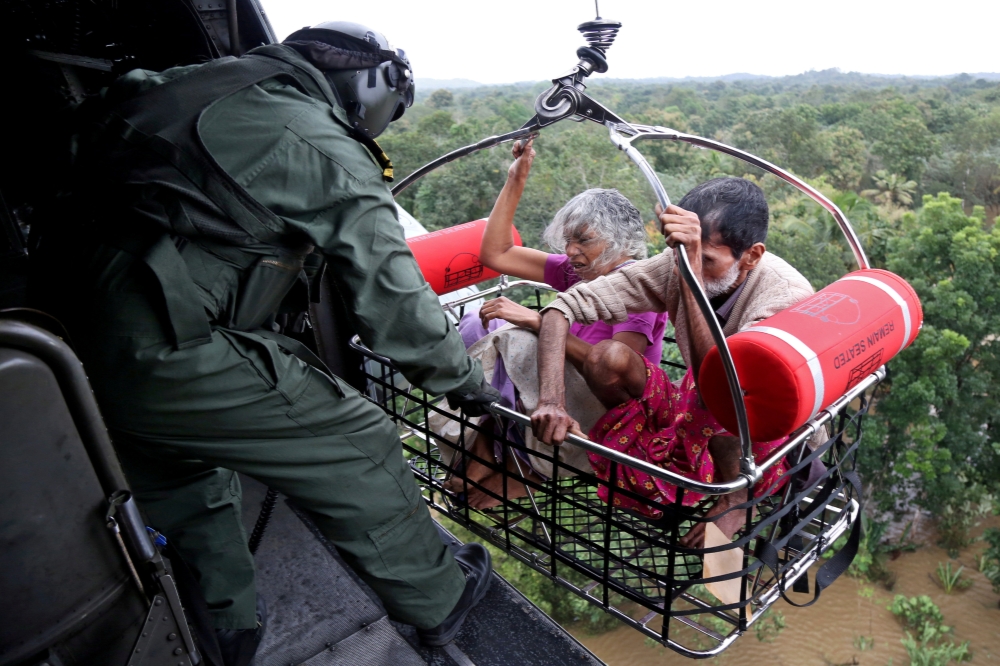 印度軍方出動直升機吊掛救援。（湯森路透）