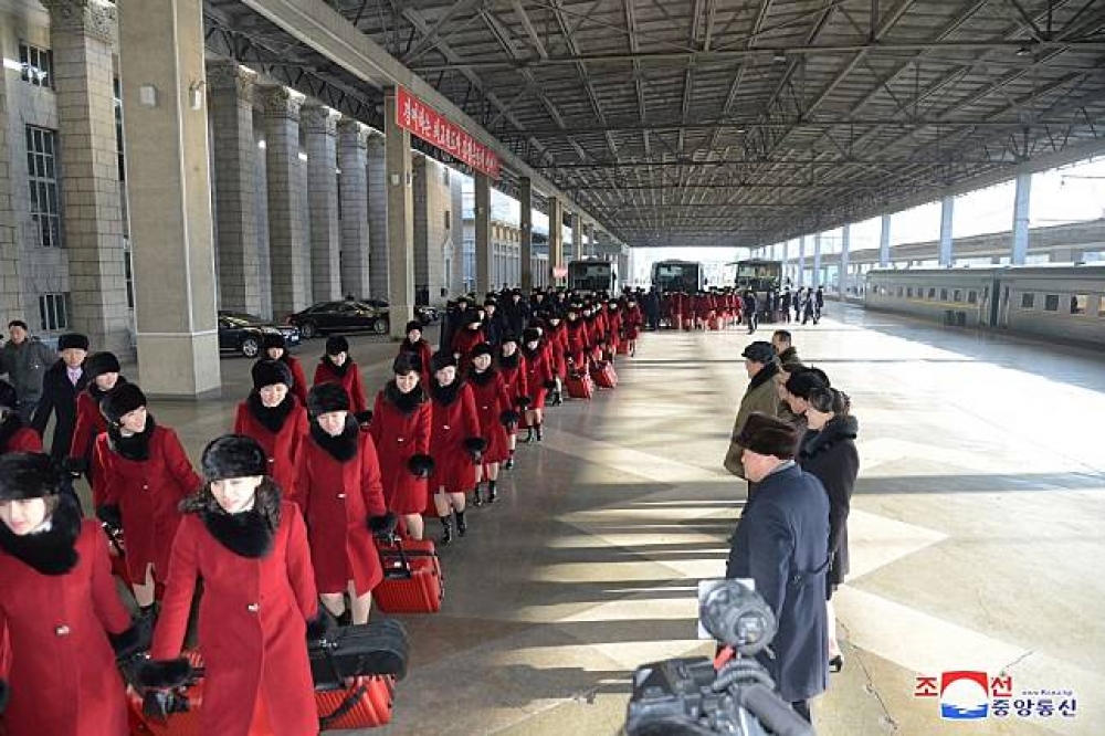 北韓藝術團美女團員準備離境，前往南韓表演。（湯森路透）