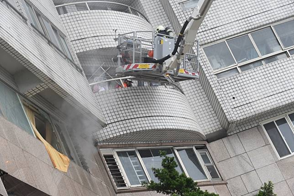 花蓮雲翠大樓嚴重倒塌，上午搜救人員在9樓救出一名韓國籍婦人。（攝影：葉信菉）