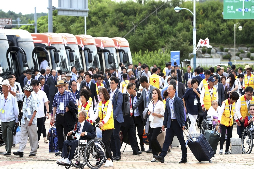 南北韓自20日起舉行兩輪舉行離散家屬團聚活動，首輪見面會中，南韓有89名長者前往。（美聯社）