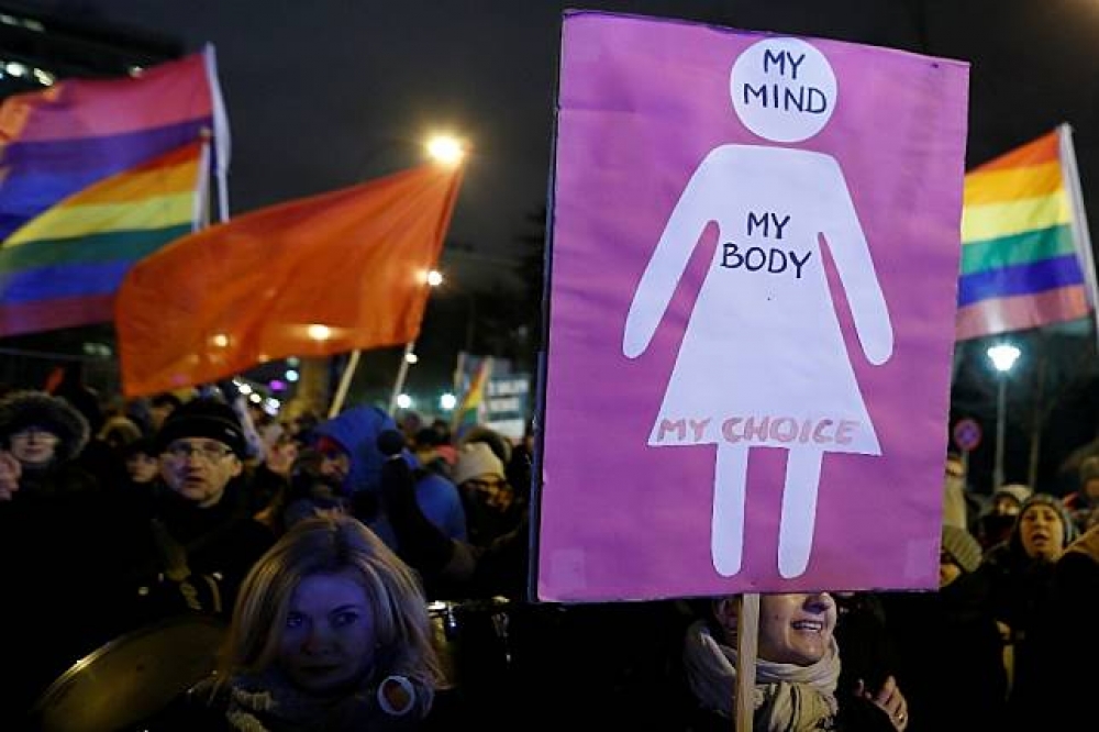 波蘭婦女為爭取墮胎權益而上街抗議。（湯森路透）