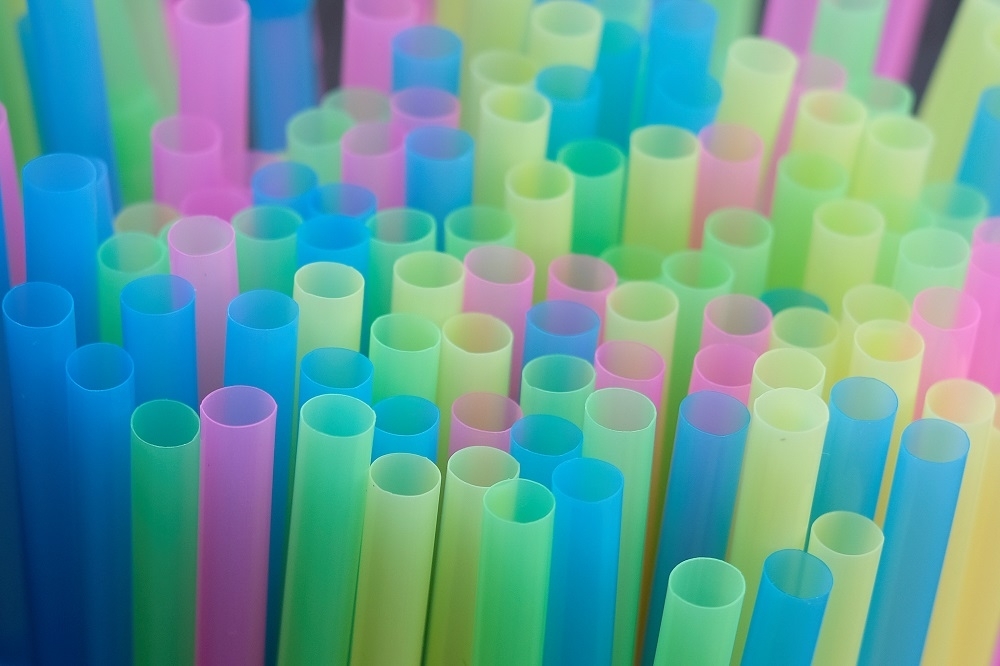 歐盟計畫禁止一次性塑膠製品，用可重複使用的環保材質替代。（湯森路透）