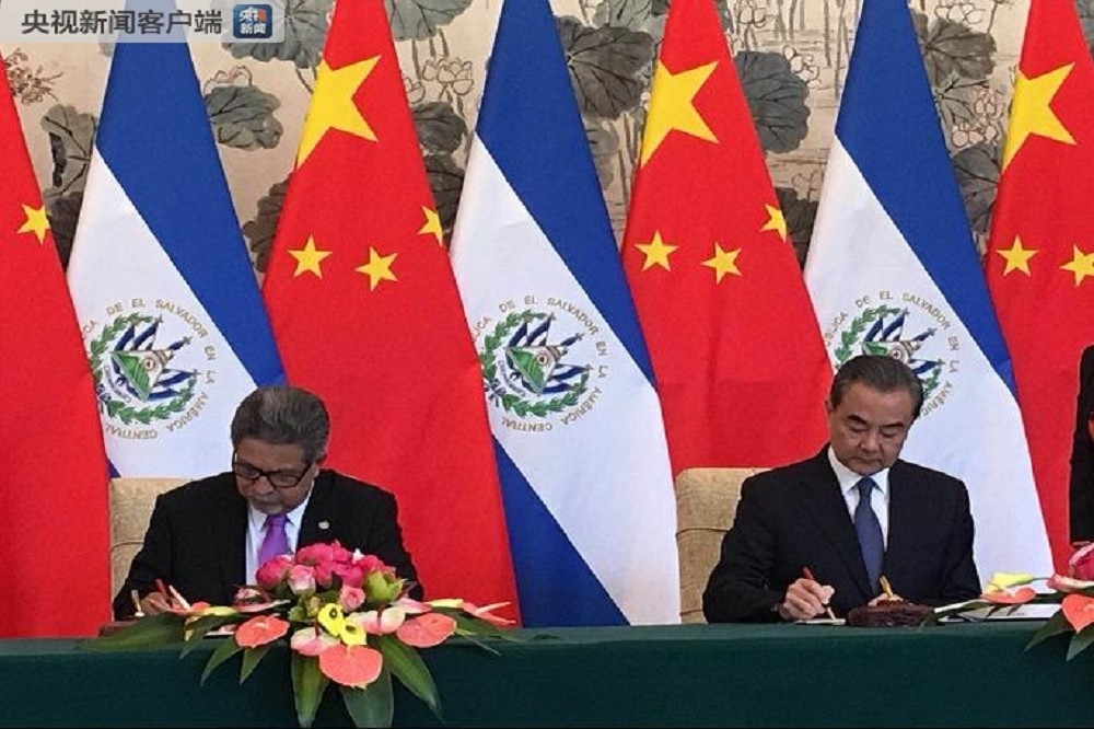 薩爾瓦多外長卡斯塔內達、中國外交部長王毅（右）在北京簽署簽署了《中華人民共和國和薩爾瓦多共和國關於建立外交關係的聯合公報》。（翻攝環球時報）