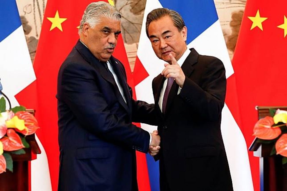 中國外長王毅與多明尼加外長巴爾加斯（左）1日簽署建交公報。（湯森路透）