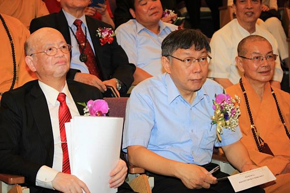 台北市長柯文哲27日下午出席「宗華教信聯盟」台北市黨部啟用典禮，與聯盟主席朱武獻（左）互動交流。（攝影：徐乙喬）