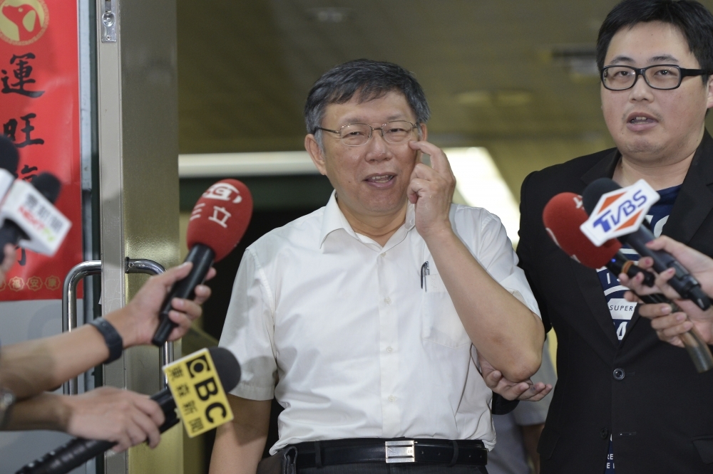 台北市長柯文哲20日上午提到，為了避免未來因為在多個政黨間相挺，讓支持者感到混淆，因此擬推出「柯P認同卡」，簽了再談站台合作。（攝影：李智為）