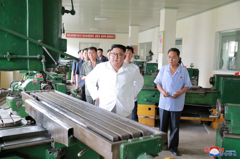 北韓領導人金正恩21日視察一間醫療器械工廠。（湯森路透）