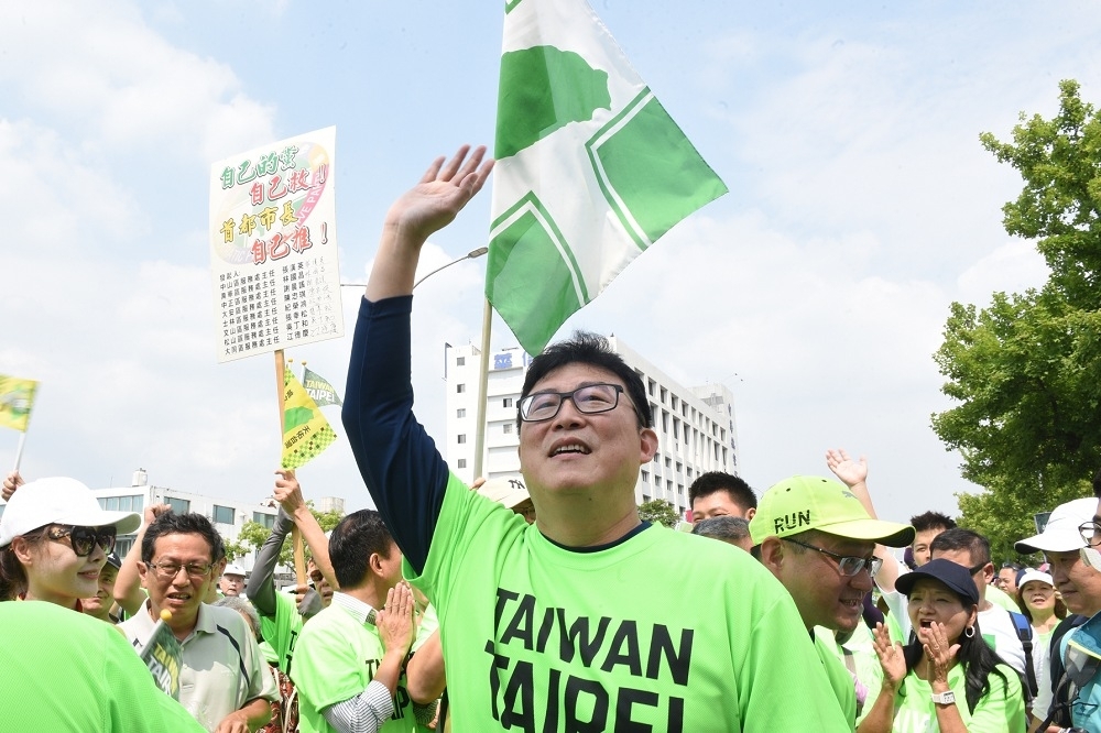 年底台北市長一役，駐日代表謝長廷特別勉勵子弟兵姚文智，待人要放低姿態，「下巴要低一點！」（攝影：葉信菉）