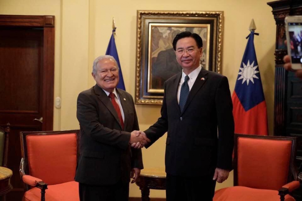薩爾瓦多選擇與台斷交，與中國建交，許多參、眾議員聲援台灣。圖為外交部長吳釗燮（右）7月中旬拜訪薩國總統桑切斯（左）。（取自外交部官網）