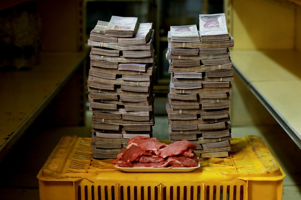 委內瑞拉經通膨嚴重，950萬波利爾約等於1.45美元，僅可以買到1公斤的肉。（湯森路透）