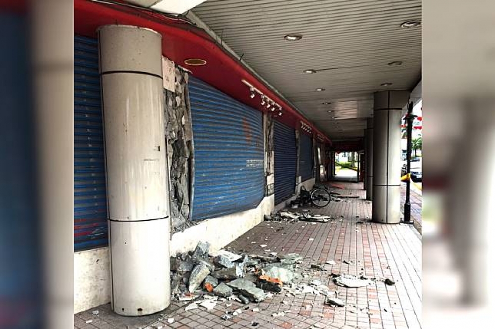 花蓮市區舊遠東百貨鋼筋外露，已成危樓，附近居民人心惶惶。（攝影：李昭安）