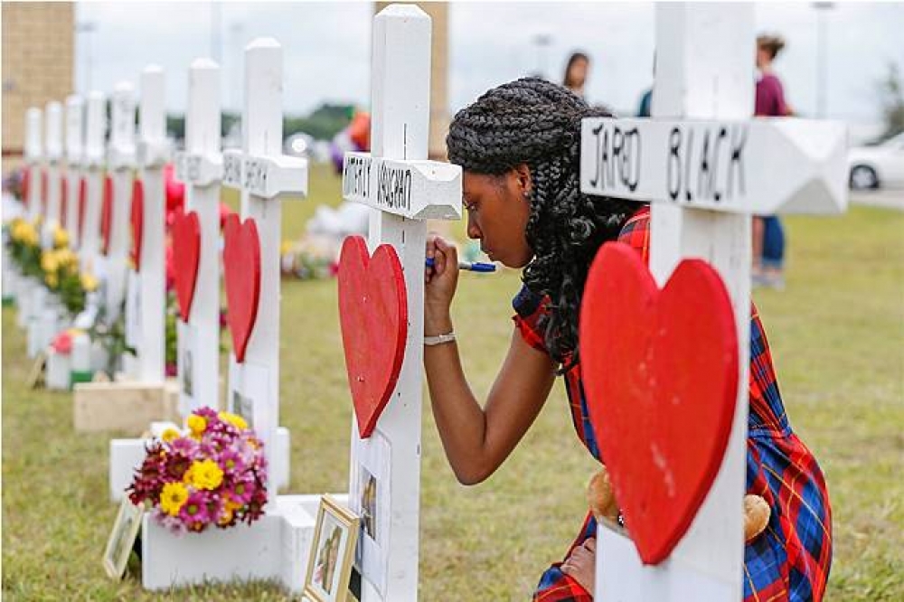 21日舉行的德州聖塔菲高中校園槍擊遇難者紀念儀式。（美聯社）