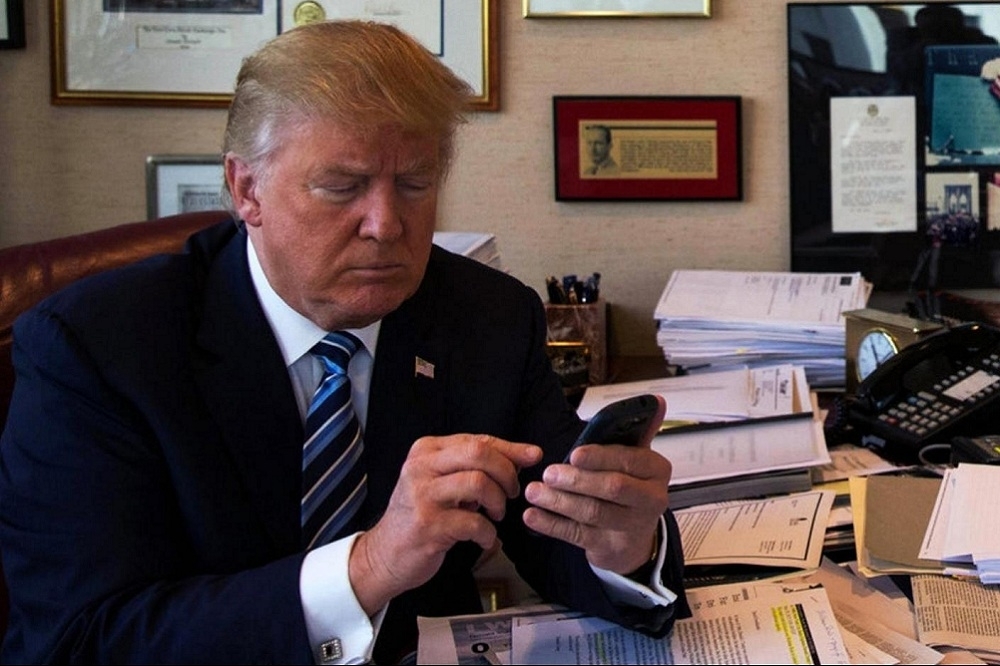 為防止洩漏內部事務，白宮辦公室內禁止使用私人手機。（The Hill）