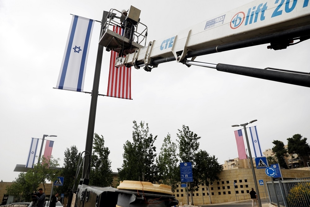 美國駐耶路撒冷領事館已經懸掛以色列、美國國旗，為14日大使館揭幕儀式做準備。（湯森路透）