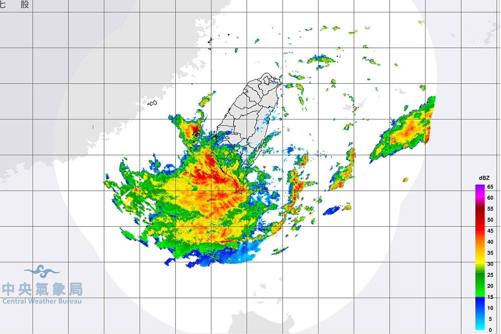 雷達圖顯示台灣中南部地區受熱低壓影響，有局部豪雨或豪雨以上的劇烈降雨。（中央氣象局提供）