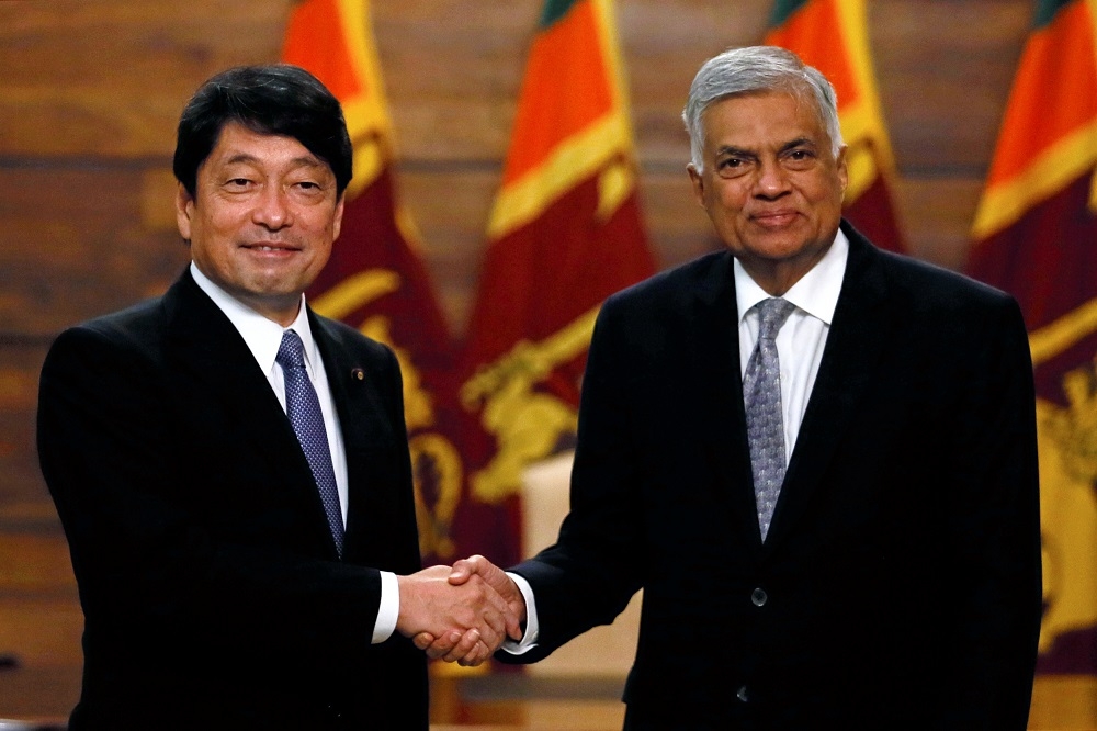 日本防衛大臣小野寺五典會見斯里蘭卡總理維克雷馬切赫。（湯森路透）