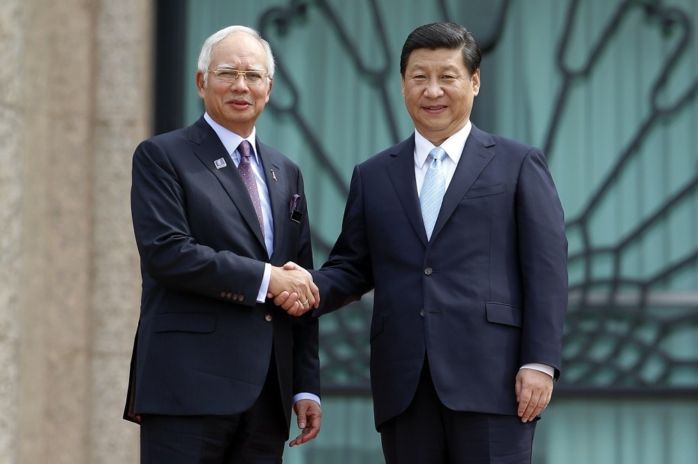 馬來西亞這次大選另一個重要輔選人是提出一帶一路的中國國家主席習近平。（落敗的前總理納吉和習近平合影／美聯社）