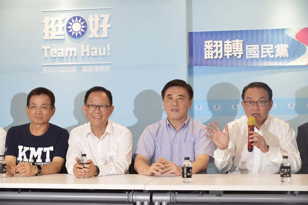 前台北市副市長邱文祥（右一）力挺國民黨市長參選人丁守中（左二）。（攝影：李智為）