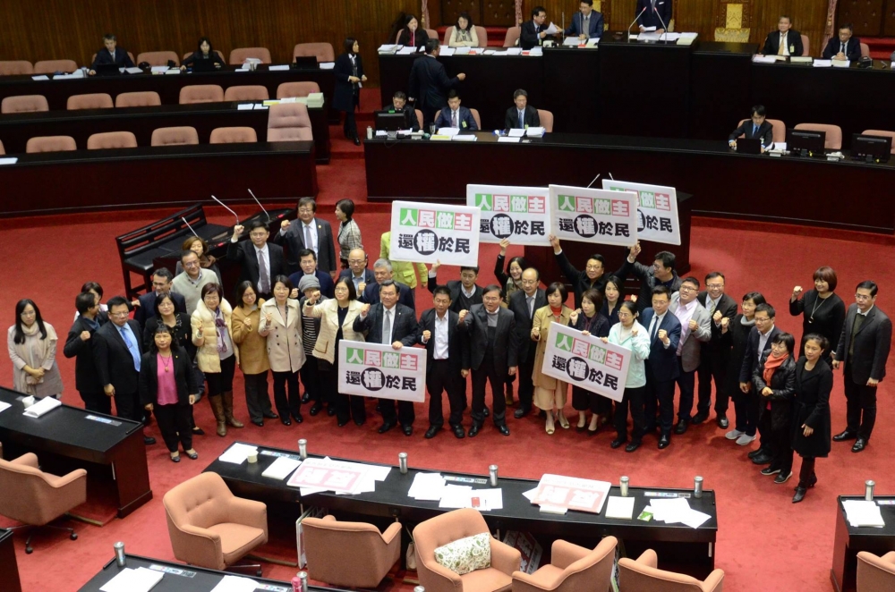 台灣必須要解放公投法，但切莫以為無限制地調降提案連署門檻，導致未來「無事不公投」會是一件好事。（圖片取自李俊俋臉書）