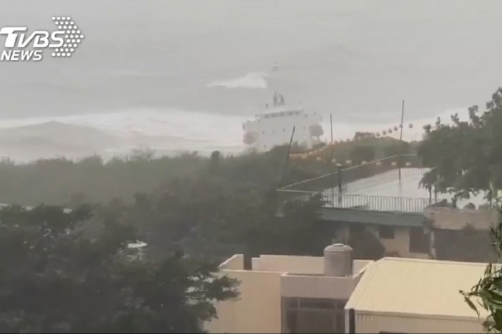 高雄豪雨災情頻傳，旗津外海23日上午傳出5艘大型油輪擱淺。（擷取自TVBS）