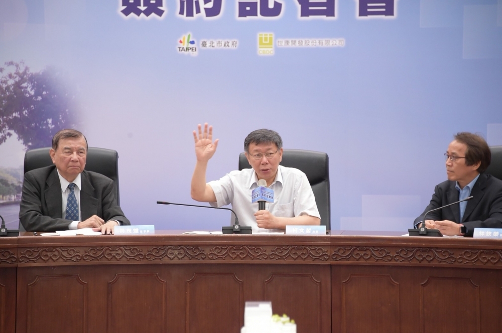 台北市長柯文哲30日再度針對管案發表評論，他表示雖然大家常常不滿意，但「國家還是要繼續前進」，強調政府是要解決問題不是製造問題，呼籲教育部「要有下一步」。（北市府提供）