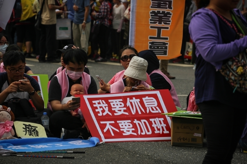 當初修法一例一休時，所有在野黨咸認對勞工保障不夠，應該「週休二例」，而引發強烈抗爭。（攝影：陳品佑）