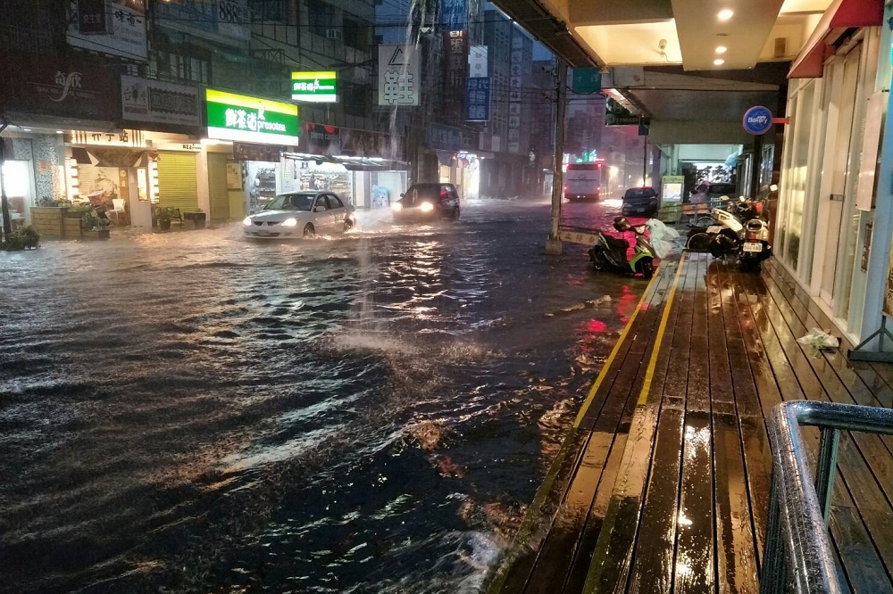 熱帶性低氣壓造成南台灣豪雨延綿，截至23日晚間9點，全台共有624處淹水，其中76處已退水，另有222戶仍然停電。（取自姜梅紅臉書）