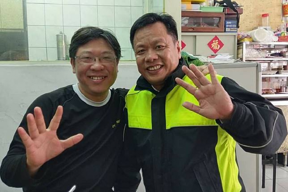  因搶救平鎮工廠大火不幸殉職的消防隊員李翰霖（左），前同事楊朝元，現擔任台北市消防局場長，也在臉書貼出2人合照。（圖片取自楊朝元臉書）