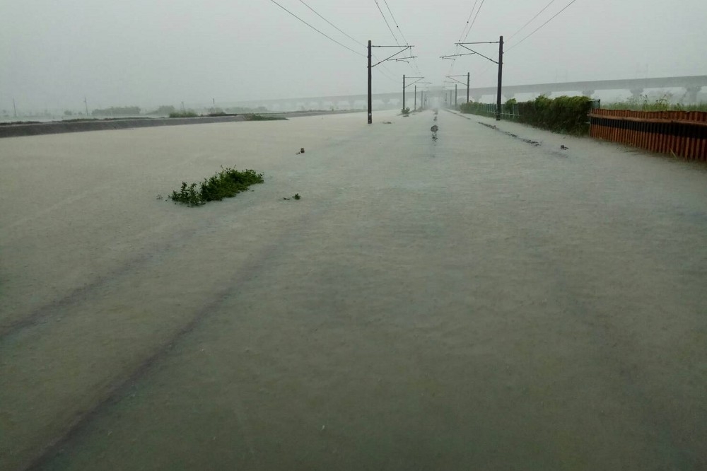 南部淹水情況嚴重，造成24日台鐵南下自強號只行駛到嘉義、莒光號行駛到彰化。（台鐵提供）