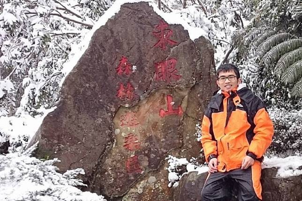 年僅24歲的消防隊員游博瑜不幸在平鎮工廠大火中殉職。事實上，2015年新屋大火時，他也曾在臉書悼念殉職同事。（圖片取自游博瑜臉書）