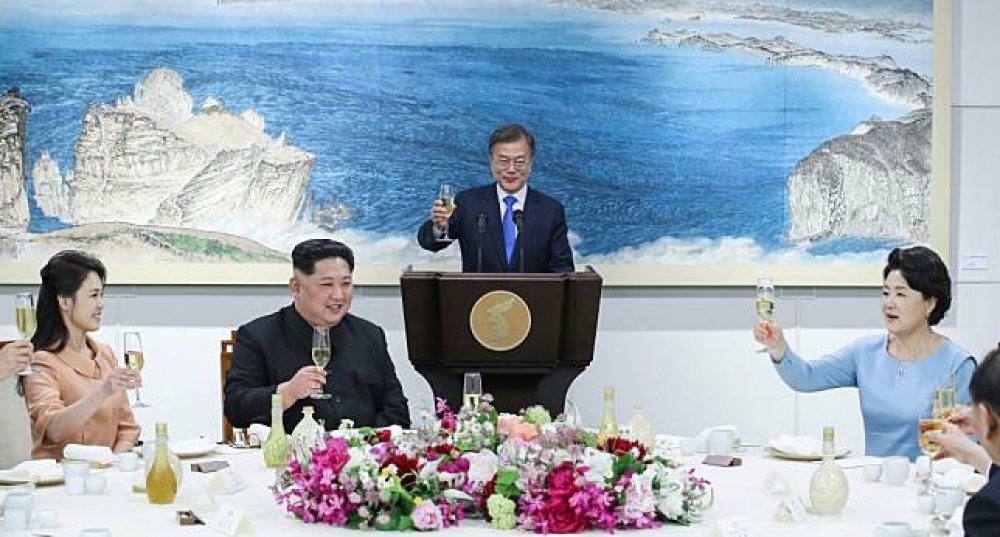 兩韓峰會晚宴席間，南韓總統文在寅邀賓客一起為和平舉杯。（湯森路透）