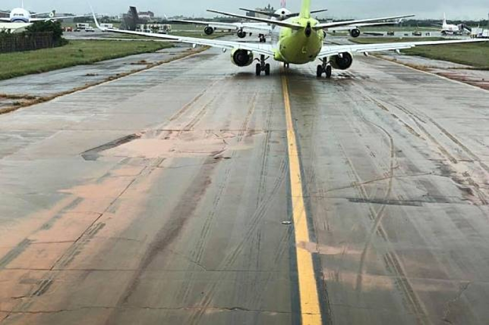 日前一名機師公布桃園機場跑道充滿泥漿、坑洞的畫面，引起外界關注。（圖片取自機師梁學賢臉書）