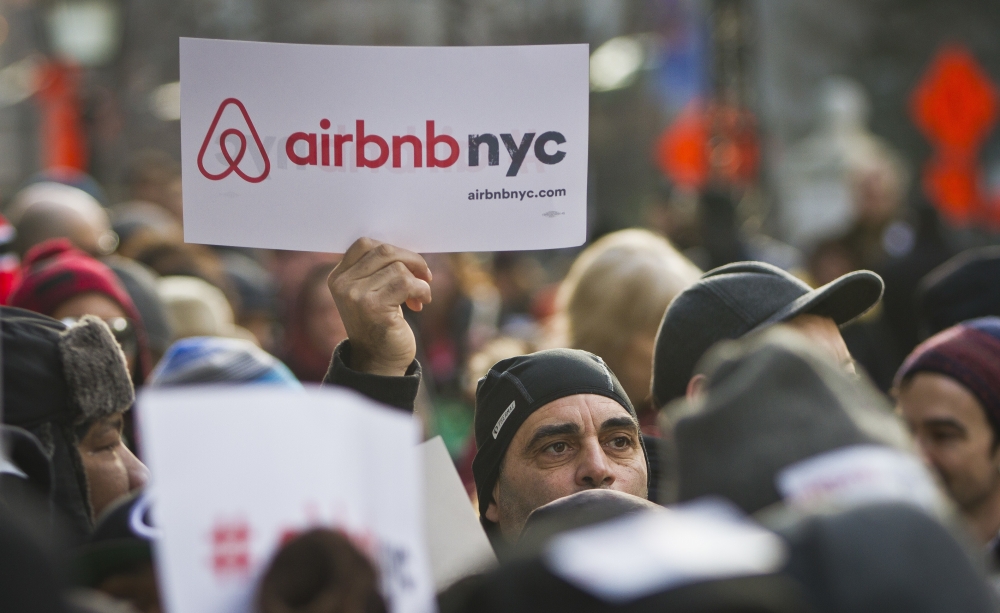 Airbnb為其在全球所引發的一連串公共政策不斷辯護，Airbnb遇到的政策挑戰大致為鄰里關係、稅收、法規以及資料公開問題。（美聯社）