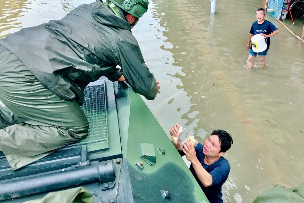 由於近日中南部淹水成災，國軍25日投入多個災區協助居民撤離及發放物資。圖為國軍至台南麻豆區淹水區發放物資。（國防部提供）