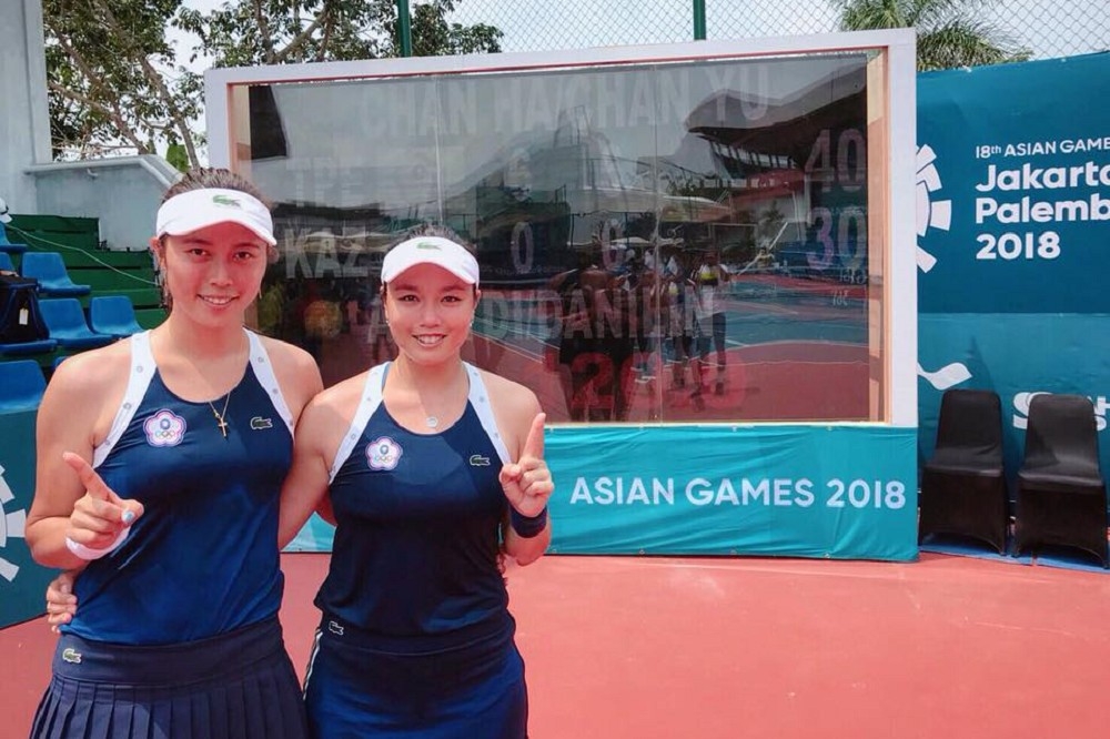 2018雅加達亞運網球女雙決賽，由台灣詹家姊妹對上中國組合，可惜最後落敗，只搶下銀牌。（圖片取自詹詠然臉書）