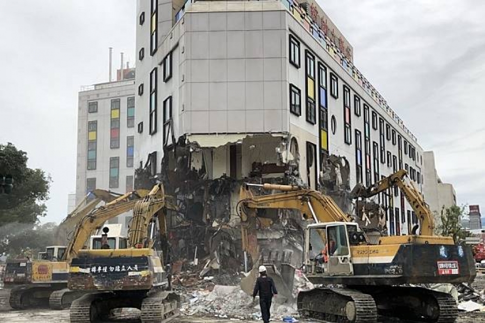 強震震垮統帥飯店，9日上午已展開拆除作業，預計7天內可拆除完畢。（攝影：何易儒）