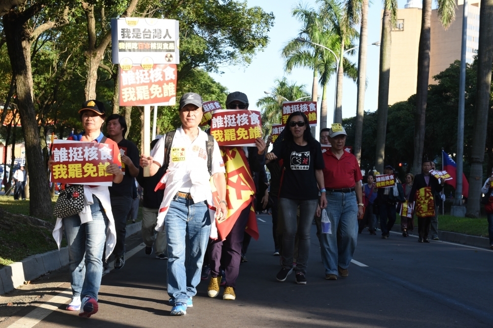 國民黨力推反核食、反空污「公投綁大選」，作為年底選舉動員策略，日本為推動核災食品輸台，派員積極拜會求見國民黨立委，部分藍委當面向日方官員「洗臉」。圖為國民黨去年底發動的反核食大遊行。（攝影：李隆揆）　