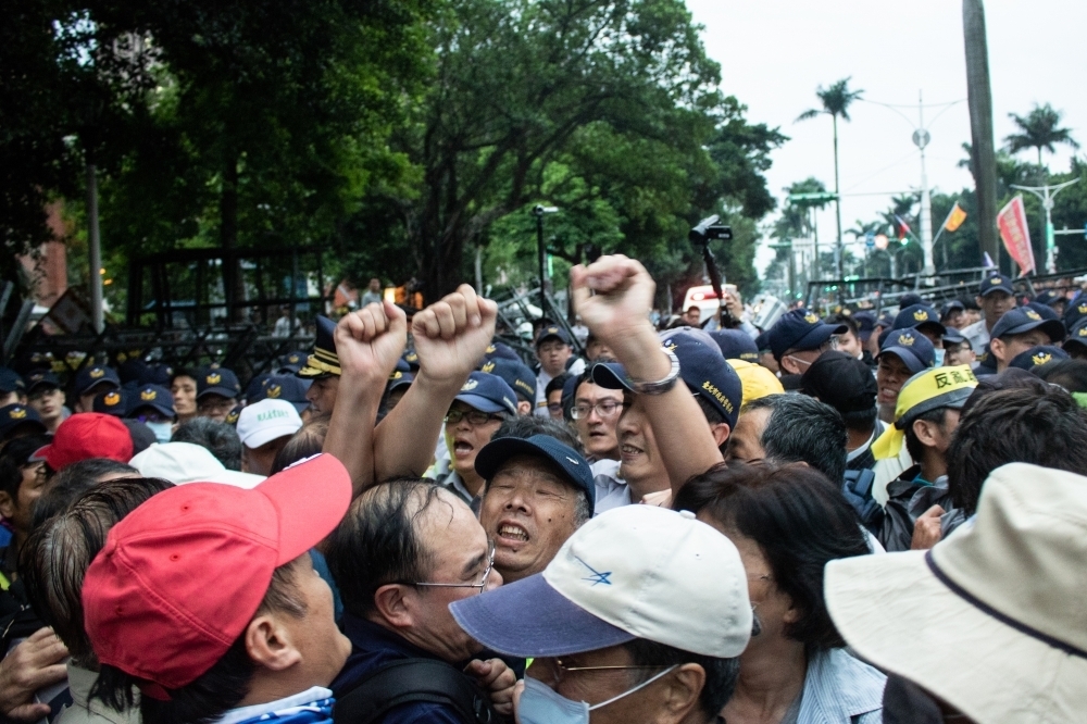 反年改團體陳抗演變成暴力脫序事件，警方當場逮捕57名現行犯，9人依妨害公務、傷害罪移送台北地檢署偵辦。（攝影：李隆揆）