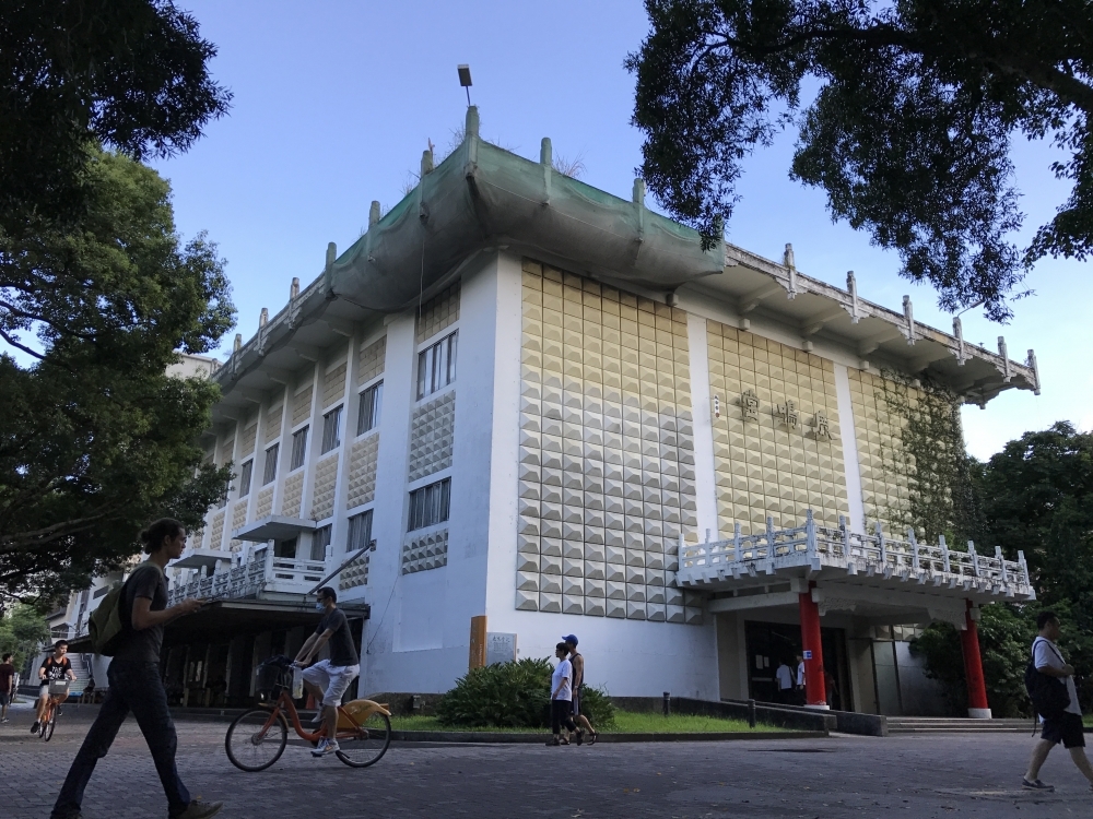 台灣大學鹿鳴堂原訂7月11日要拆除，但校友發起搶救，重新提報鑑定古蹟。(攝影：李智為)
