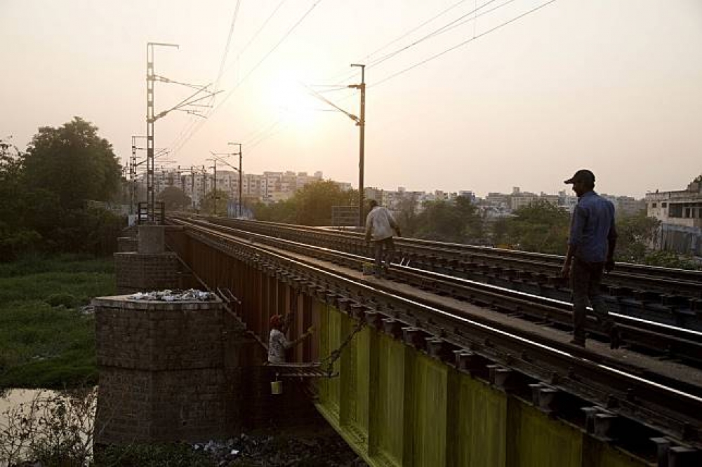 印度鐵路公司釋出9萬個職缺，吸引至少2800萬人報名。（美聯社）