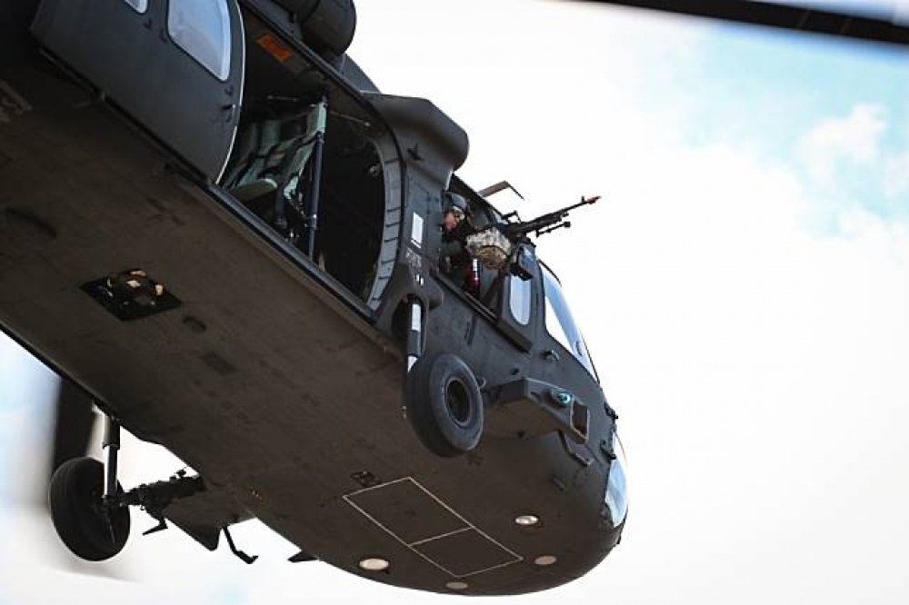 國搜中心持續搜索黑鷹直升機的下落；圖片為2017年12月14日UH-60M黑鷹直升機攻敵演練畫面。（攝影：李隆揆）