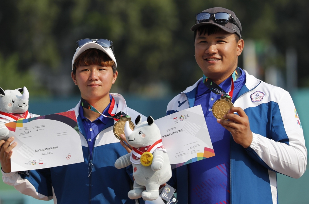 雅加達亞運中，複合弓混雙賽由陳怡瑄（左）與潘宇平（右）攜手擊敗南韓，獲得金牌。（湯森路透）