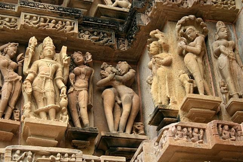 北印度卡修拉荷（Khajuraho）神廟群的性愛石雕（Michael Baun＠CC.BY 2.0）